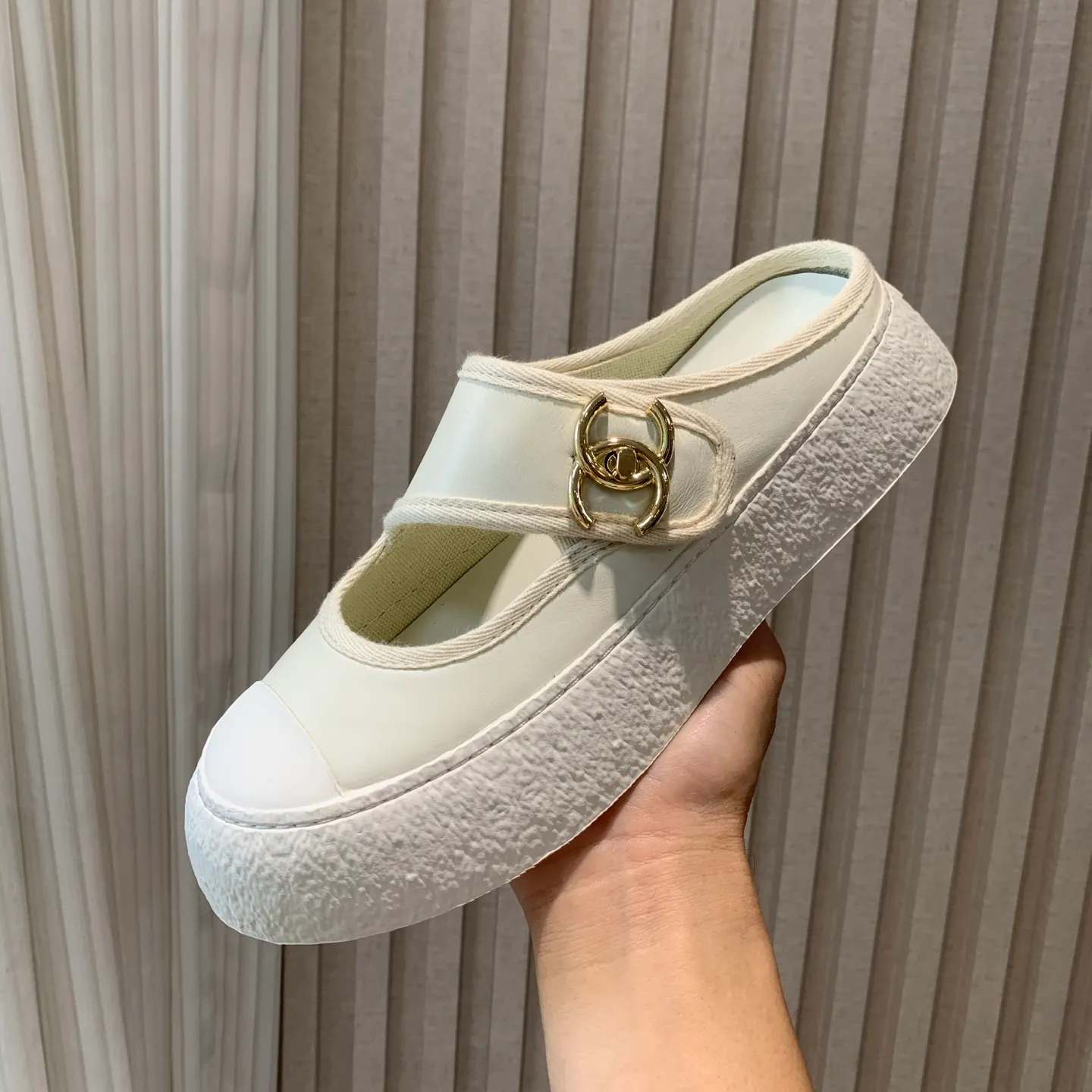 👟👟Ex-factory price 540👟👟 🍀Chanel Chanel 24P Xiaoxiang's latest hot style big-toe shoes, doll shoes, casual sports shoes, white shoes, loafers Xiaoxiang's big-toe shoes this season are cool and cute. The toe and lace surface are eye-catching. The sense of elegance in casual is overwhelming. The classic design with metal round buckle is particularly eye-catching. The flat design is extremely comfortable. Daily matching, a must-have tool for looking cool when going out on the street. Fabric: original lambskin. Lining: original cloth. Foot pads: sheepskin. Sole: original molded non-slip TPU outsole. Bottom thickness: 3.5CM. Size: 35-41 (40 41 customized) 👉